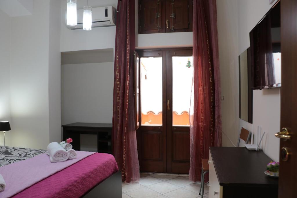 Łóżko lub łóżka w pokoju w obiekcie The Maze Vibo B&B