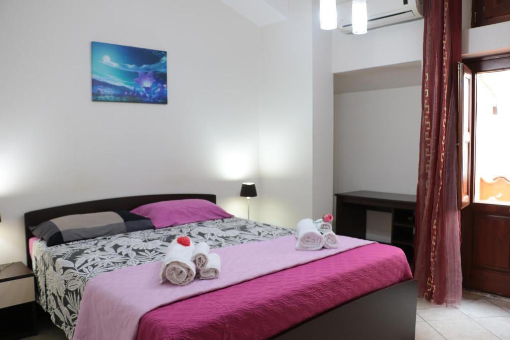 Łóżko lub łóżka w pokoju w obiekcie The Maze Vibo B&B