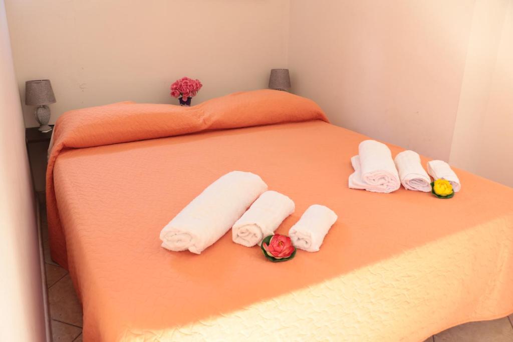 Łóżko lub łóżka w pokoju w obiekcie The Maze Vibo B&B