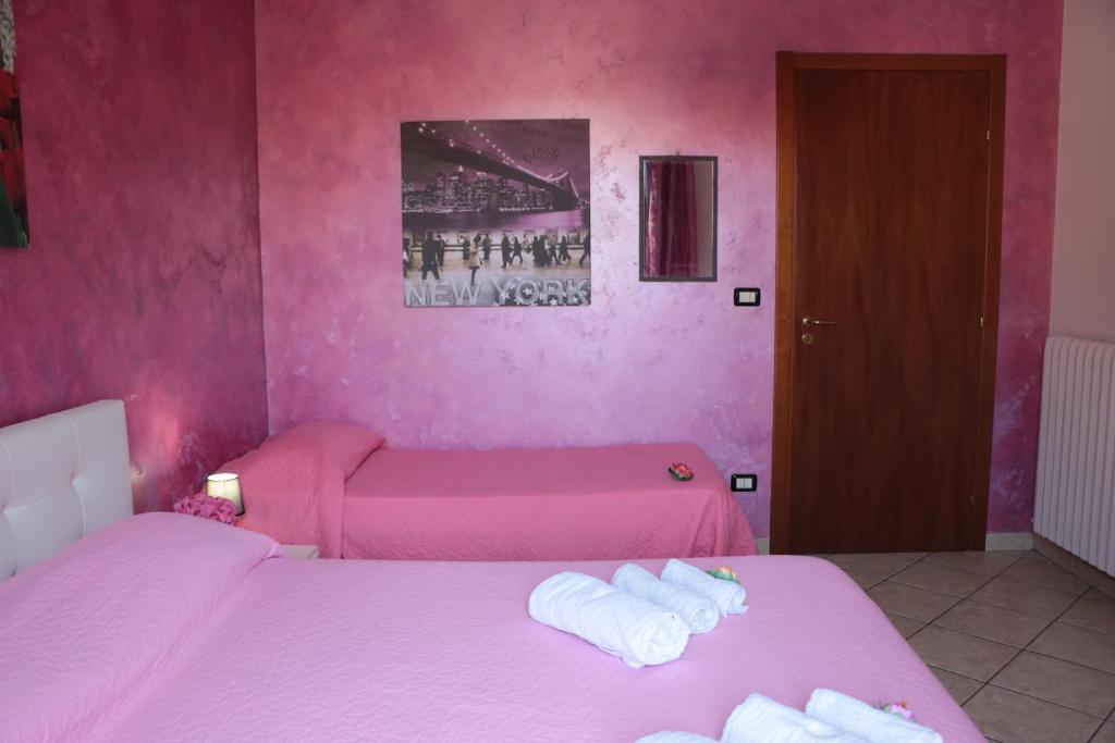 Łóżko lub łóżka w pokoju w obiekcie The Maze Vibo B&B
