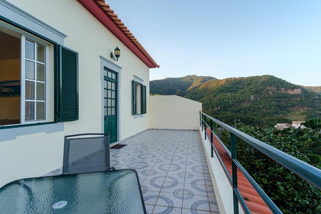 un balcone con vista su una montagna di GuestReady - A charming experience in Madeira a Machico