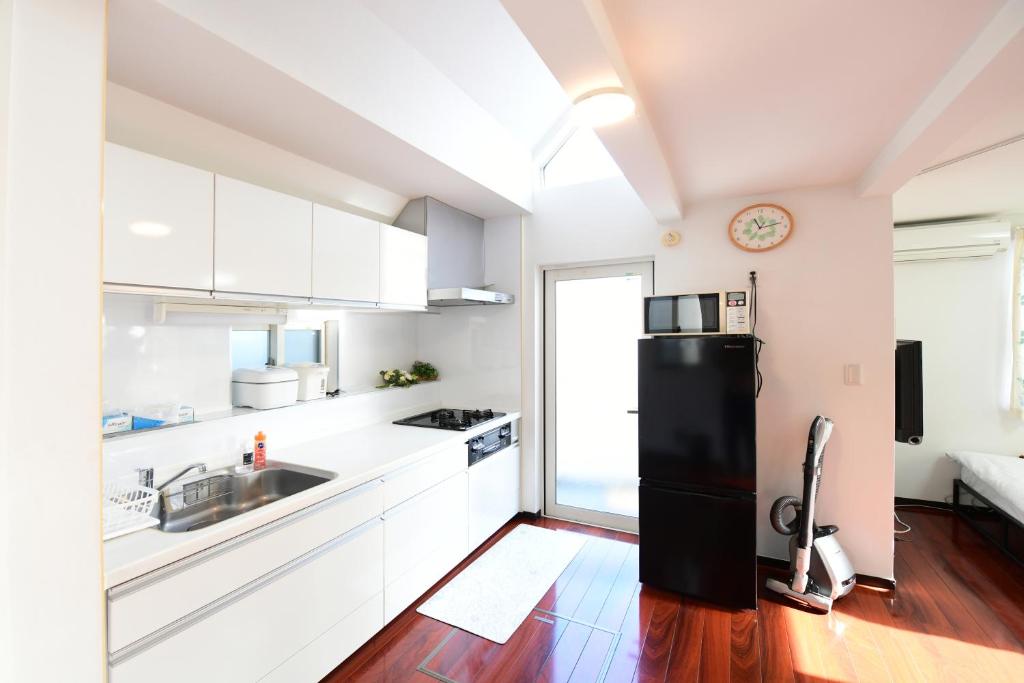 Kitchen o kitchenette sa JING HOUSE京成高砂駅5分豪華一戸建て最大8人成田羽田直通無料駐車浅草スカイツリー近くtokyo narita
