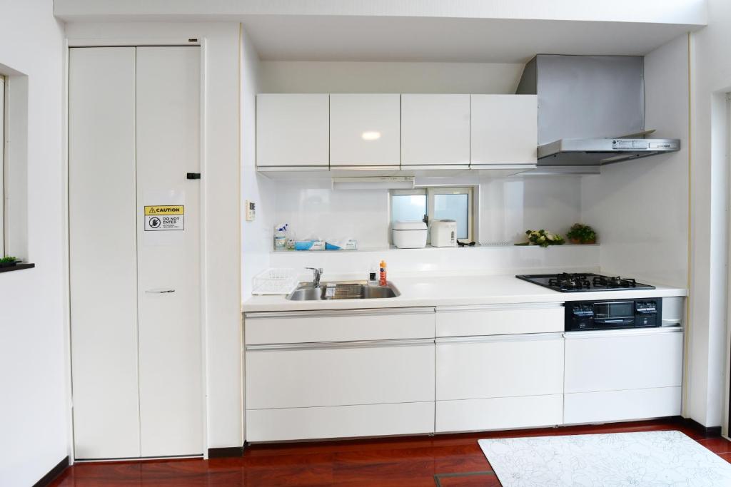 Kitchen o kitchenette sa JING HOUSE京成高砂駅5分豪華一戸建て最大8人成田羽田直通無料駐車浅草スカイツリー近くtokyo narita