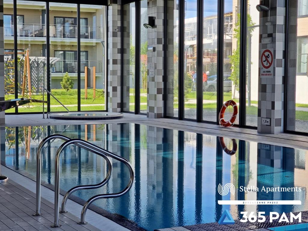 a swimming pool in the middle of a building at 365PAM - Apartament 5 Mórz - BASEN, PLAC ZABAW, PARKING W CENIE in Sianozety