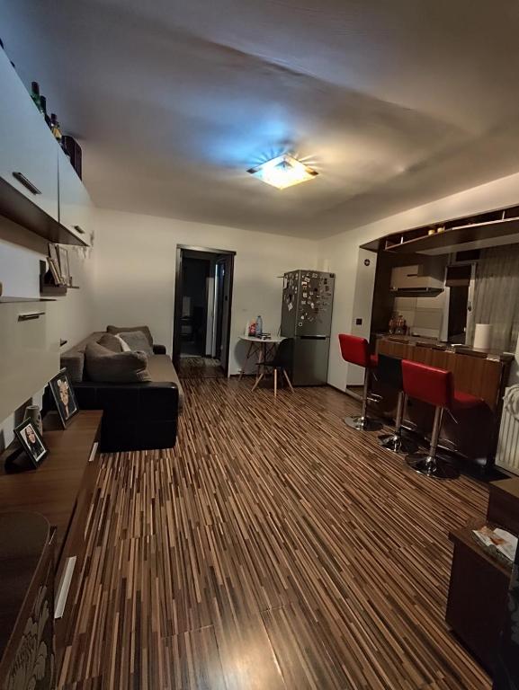 a large living room with a couch and a kitchen at Apartament Home M in Drobeta-Turnu Severin