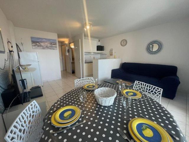 Η κουζίνα ή μικρή κουζίνα στο 150 MARINA BAY CAP D'AGDE Quartier Falaises proche plage T2 cabine avec place de parking et piscine