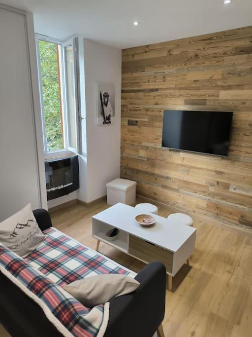 un salon avec un canapé et une table dans l'établissement Sublime 3 p au centre-ville, à Saint-Martin-Vésubie