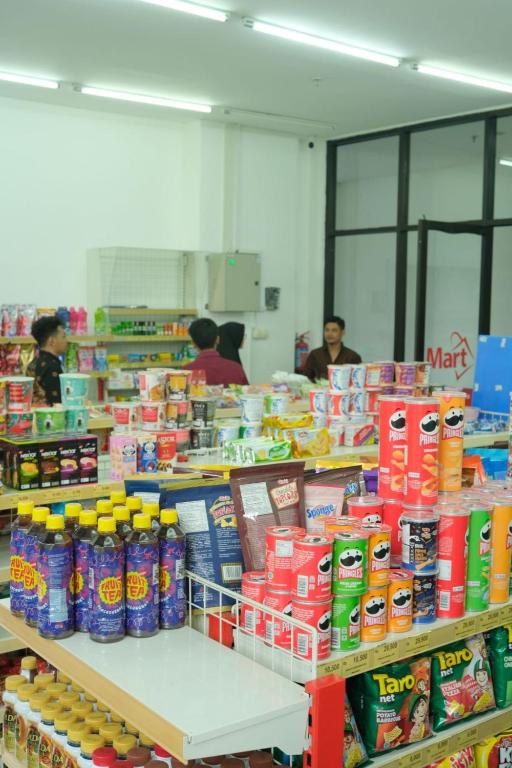 Pasar raya atau kedai lain di hotel atau berdekatan