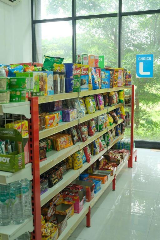 Pasar raya atau kedai lain di hotel atau berdekatan