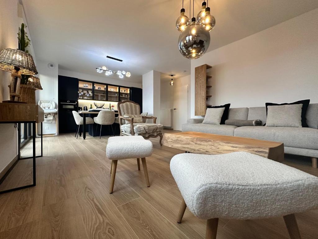 a living room with a couch and a table at Le Havre de Paix - Proche Obernai - Gite 4 étoiles - Terrasse & Parking privés in Meistratzheim