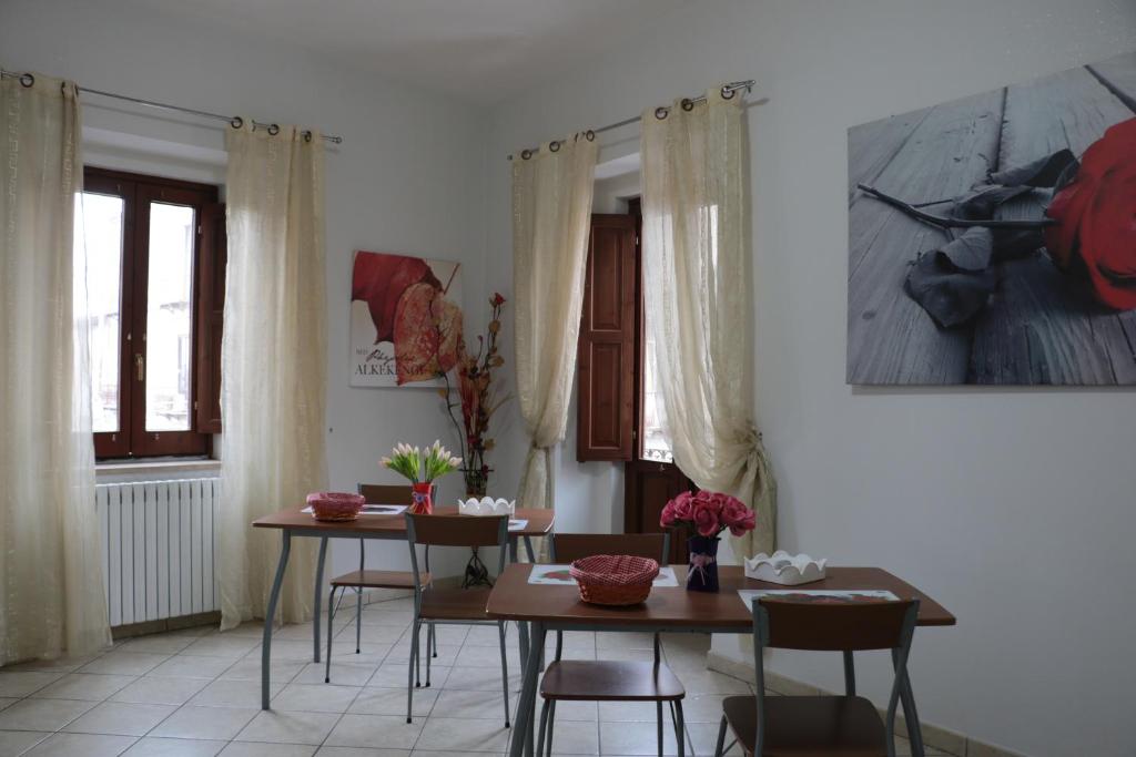 jadalnia z 2 stołami i krzesłami w obiekcie The Maze Vibo B&B w mieście Vibo Valentia