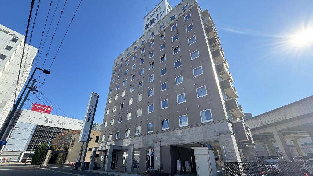 帯広市にある東横INNとかち・帯広駅前の通りの角にある高い建物