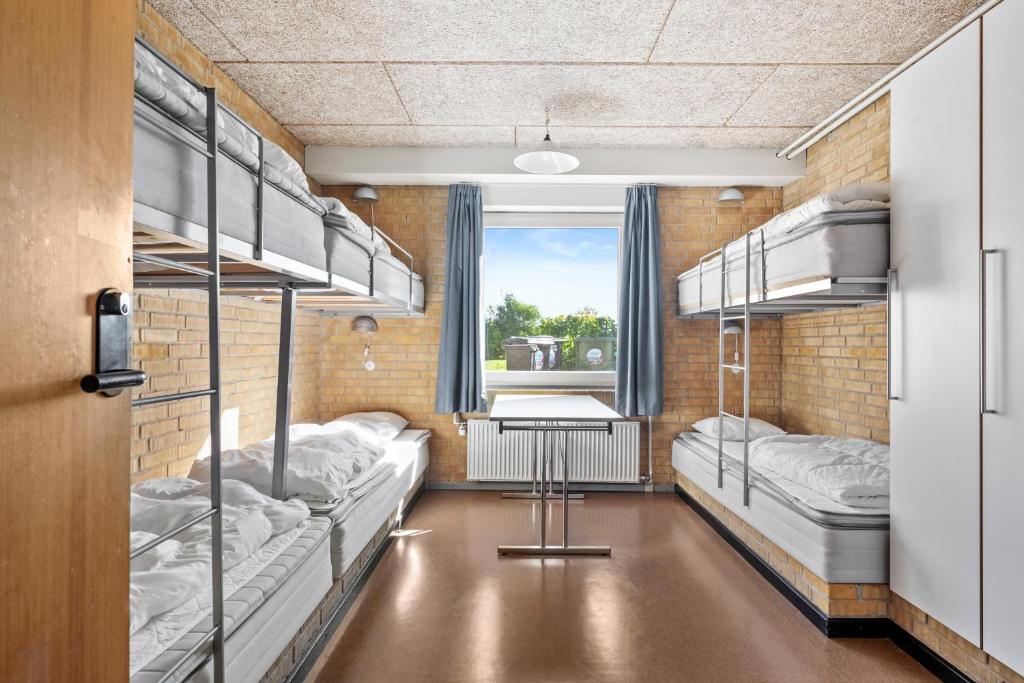 Postel nebo postele na pokoji v ubytování Sæby Spektrum & Hostel