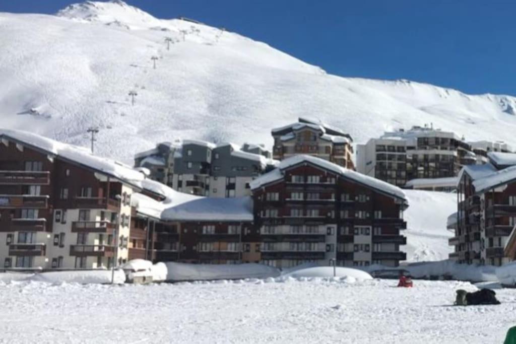 un bâtiment dans la neige devant une montagne dans l'établissement RPP B95- Tignes Val Claret skis aux pieds départ Gde Motte, à Tignes