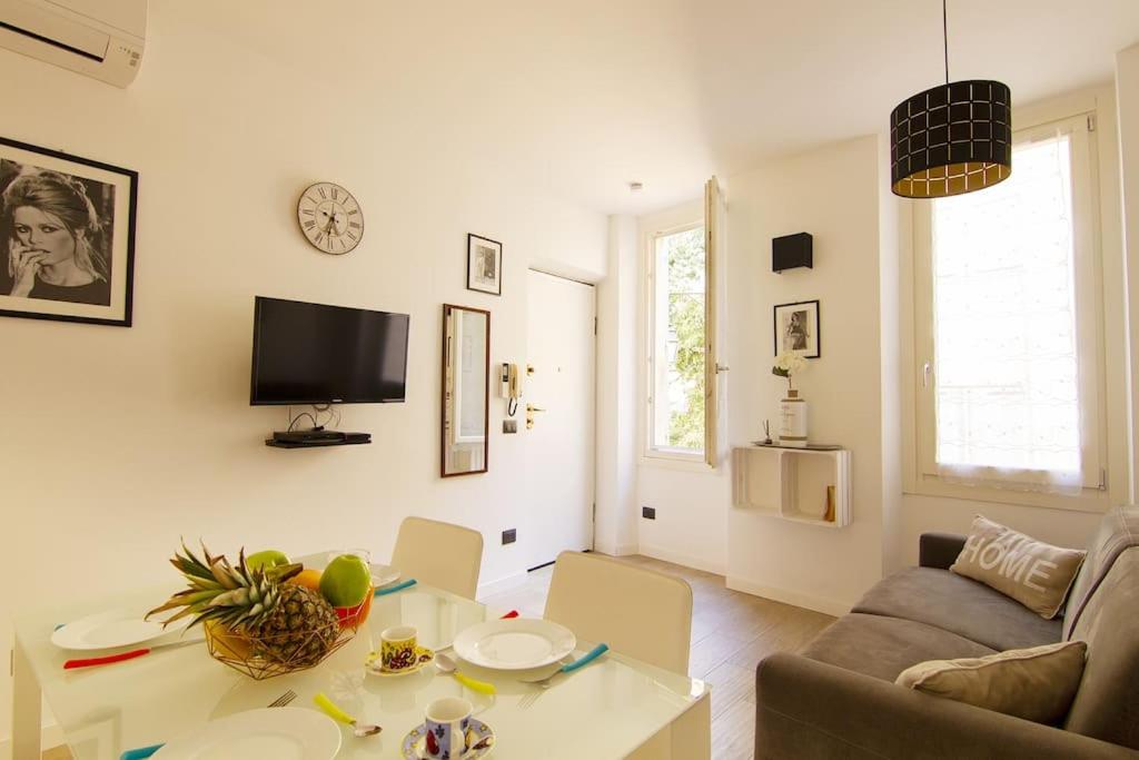 un salon avec une table et un canapé dans l'établissement Magnifique T2 au cœur de Cannes, à Cannes