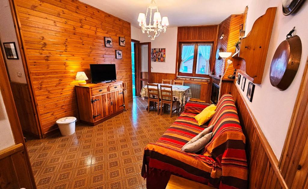 een woonkamer met een bank en een tafel bij Armonia 13 - Pieno Centro in Roccaraso