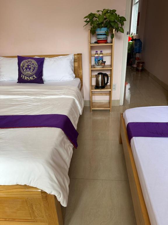 Postel nebo postele na pokoji v ubytování Nhà nghỉ Nghĩa Nhân