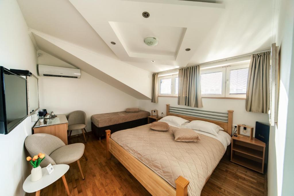 F Apartmani Kragujevac - Luxuary Business Suites - Triple - Smoking Room