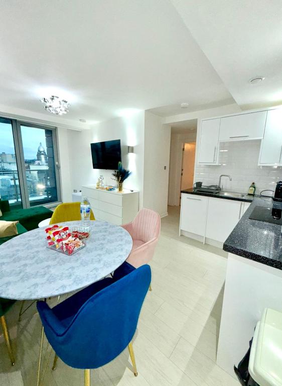 Kuchyň nebo kuchyňský kout v ubytování Winner of 2025 Traveller Award - 2 double bed room suite in heart of Leeds city centre with Netflix & WiFi