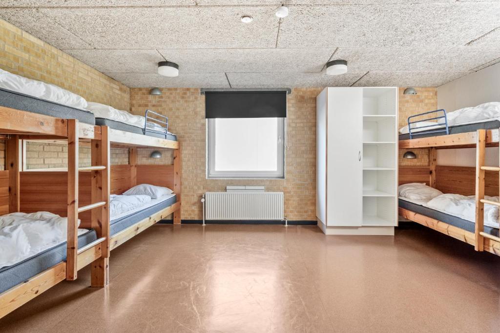 Postel nebo postele na pokoji v ubytování Sæby Spektrum & Hostel