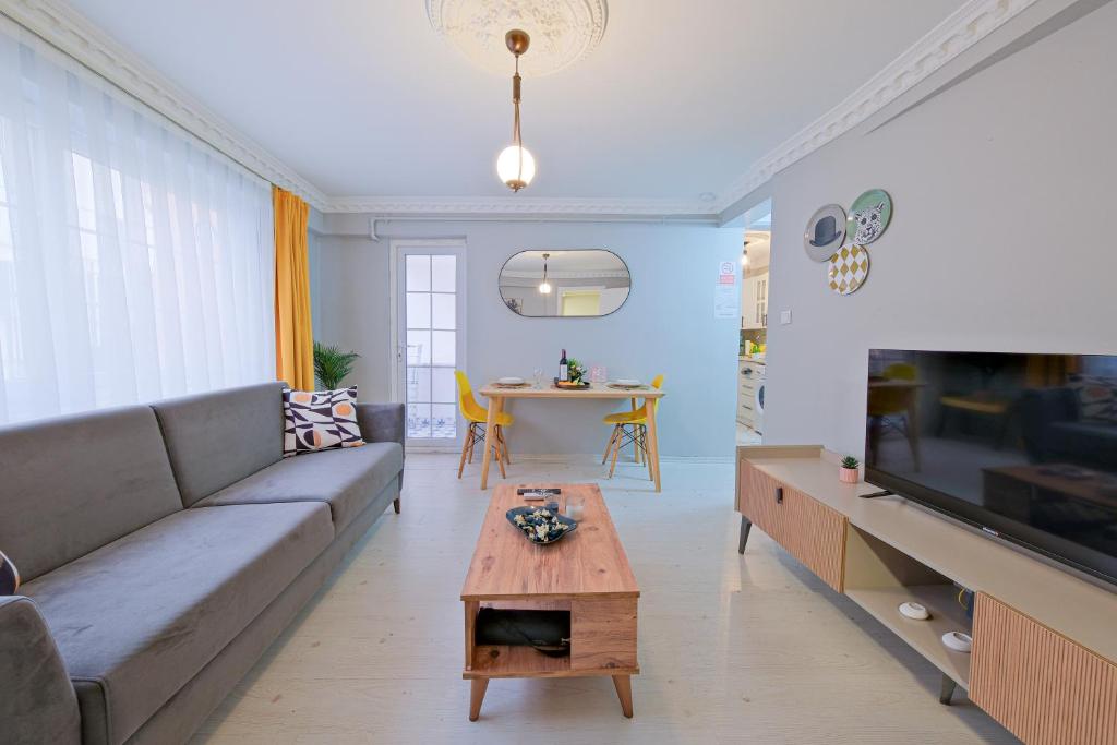 TV a/nebo společenská místnost v ubytování Taksim İstiklalin Kalbinde Konforlu Daire Netflix Wifi