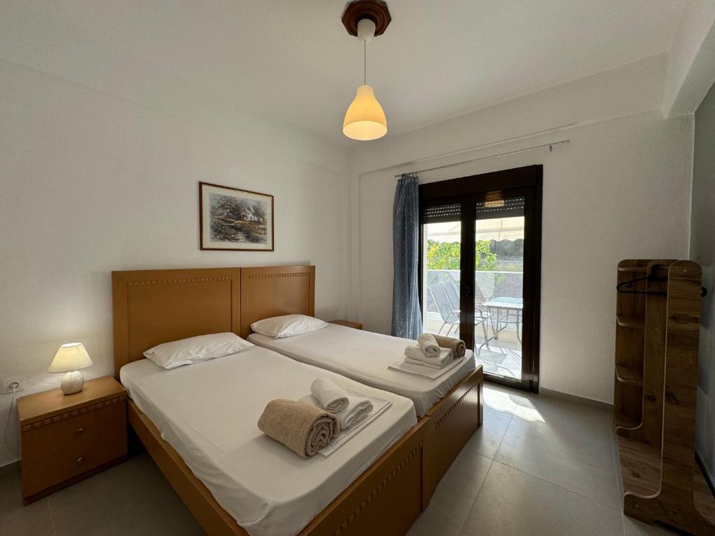 una camera da letto con un letto con asciugamani sopra di Makis House a Nikiti