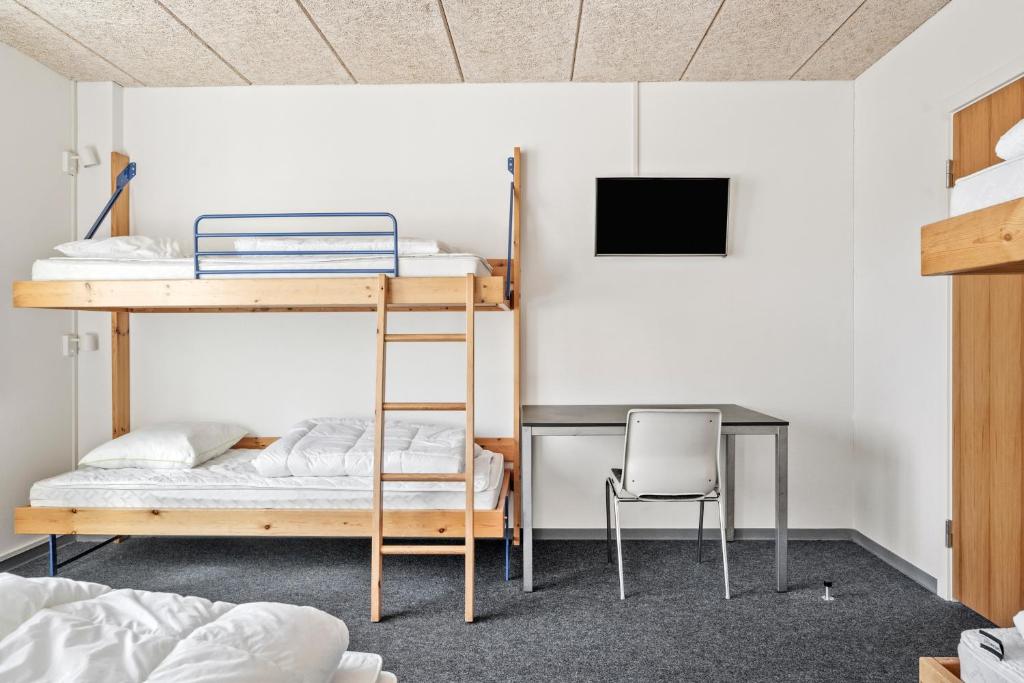 Postel nebo postele na pokoji v ubytování Sæby Spektrum & Hostel