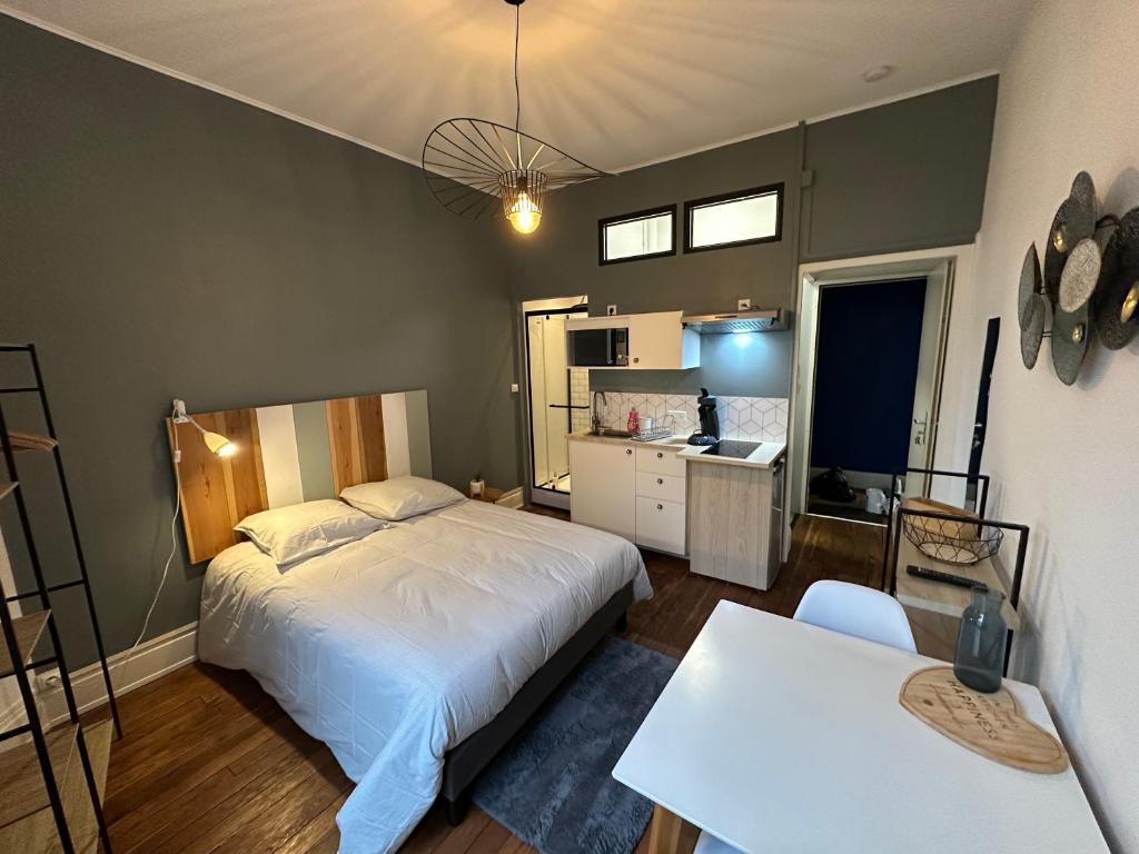 Ένα ή περισσότερα κρεβάτια σε δωμάτιο στο Émeraude 3