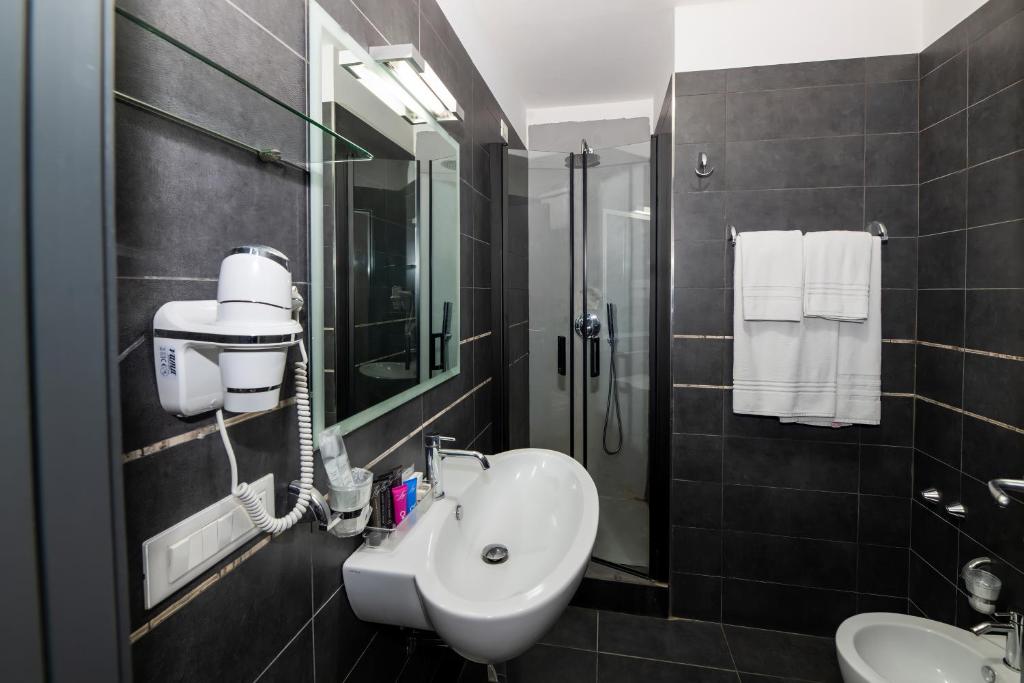 Koupelna v ubytování Golden Hotel