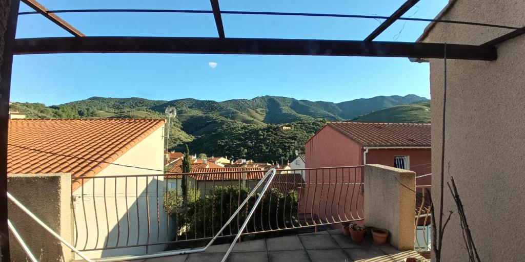 - un balcon avec vue sur les montagnes en arrière-plan dans l'établissement Maison familiale au calme, à Banyuls-sur-Mer