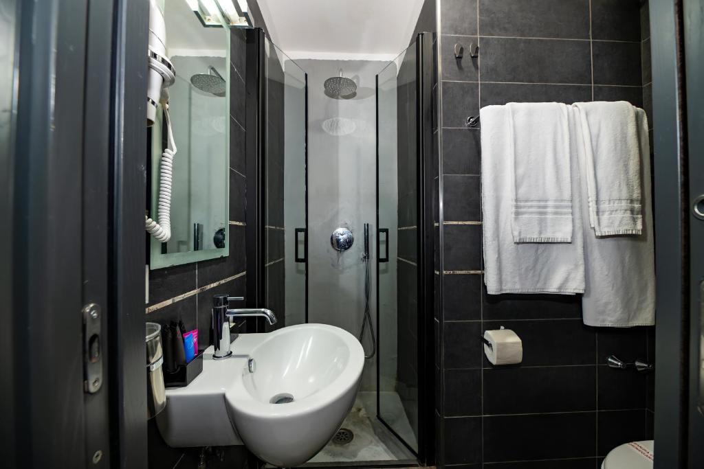Koupelna v ubytování Golden Hotel
