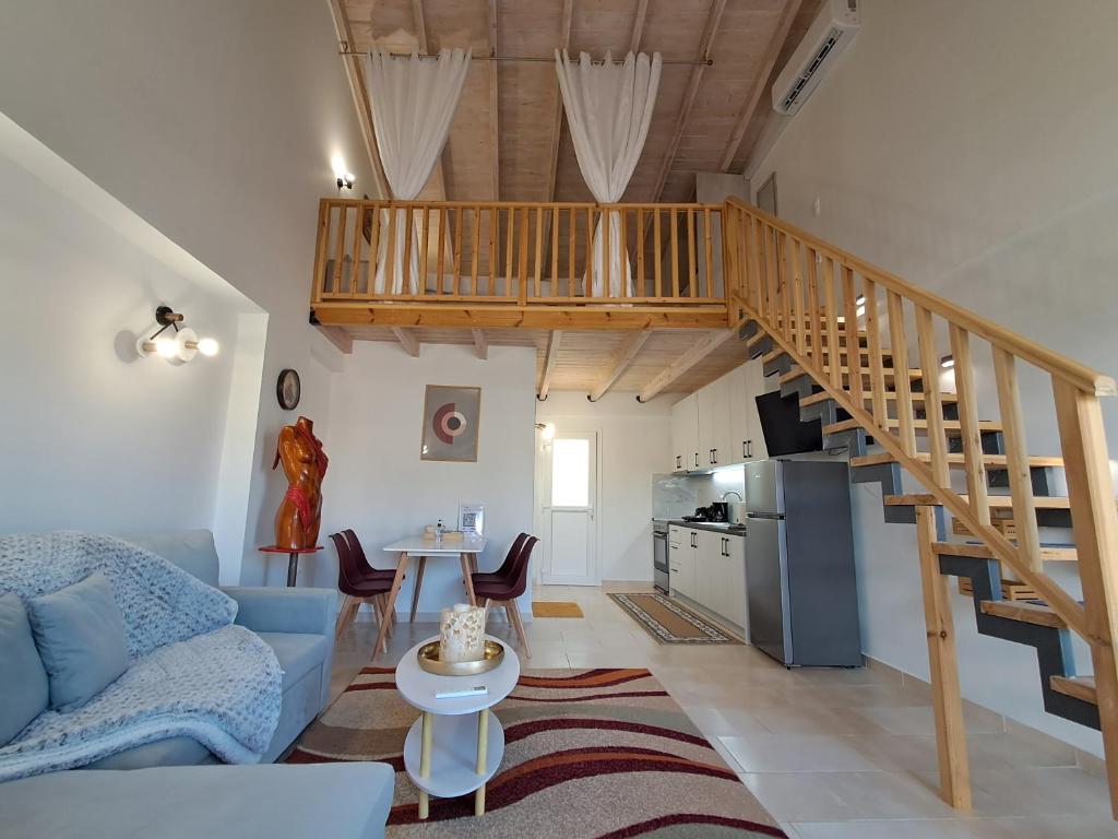 een woonkamer met een blauwe bank en een trap bij Loft Matina in Nafplio