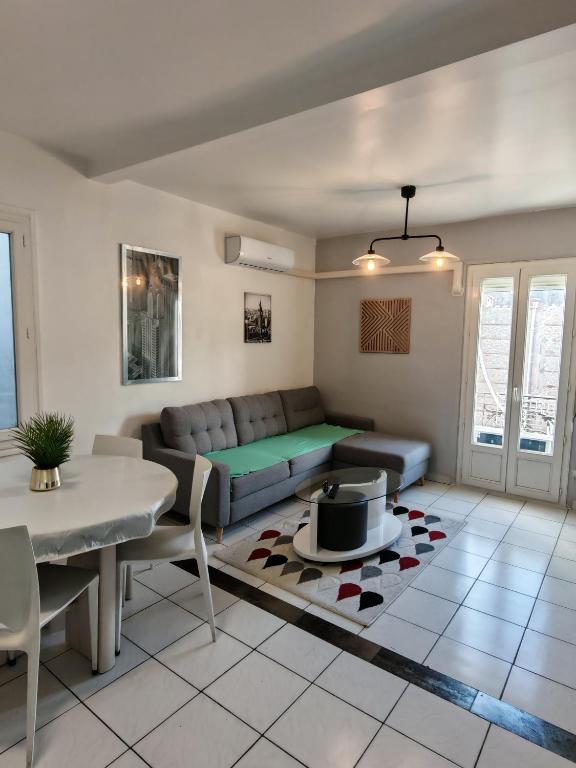 un salon avec un canapé et une table dans l'établissement F1 200 metre de la GARE, à Perpignan