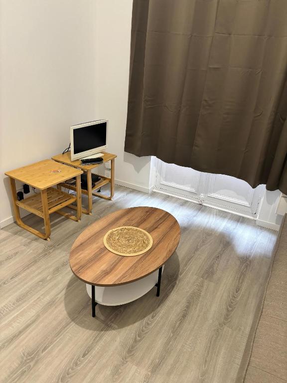 Cette chambre dispose d'une table et d'un bureau avec un ordinateur. dans l'établissement Au bord de l'eau, à Dieppe