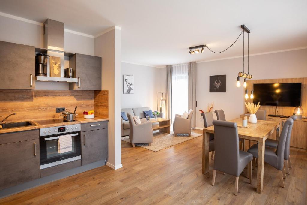 een keuken en eetkamer met een tafel en stoelen bij Chalet Bergzeit 7 in Braunlage