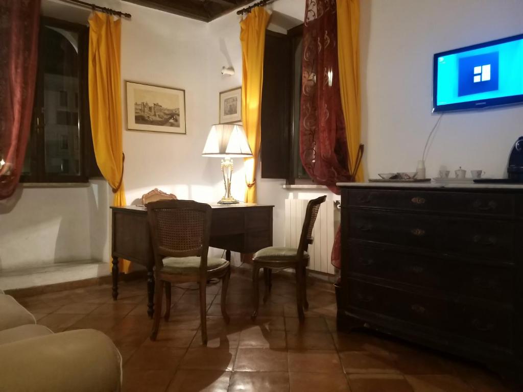 Televízia a/alebo spoločenská miestnosť v ubytovaní L'antica dimora con splendida vista sul Pantheon