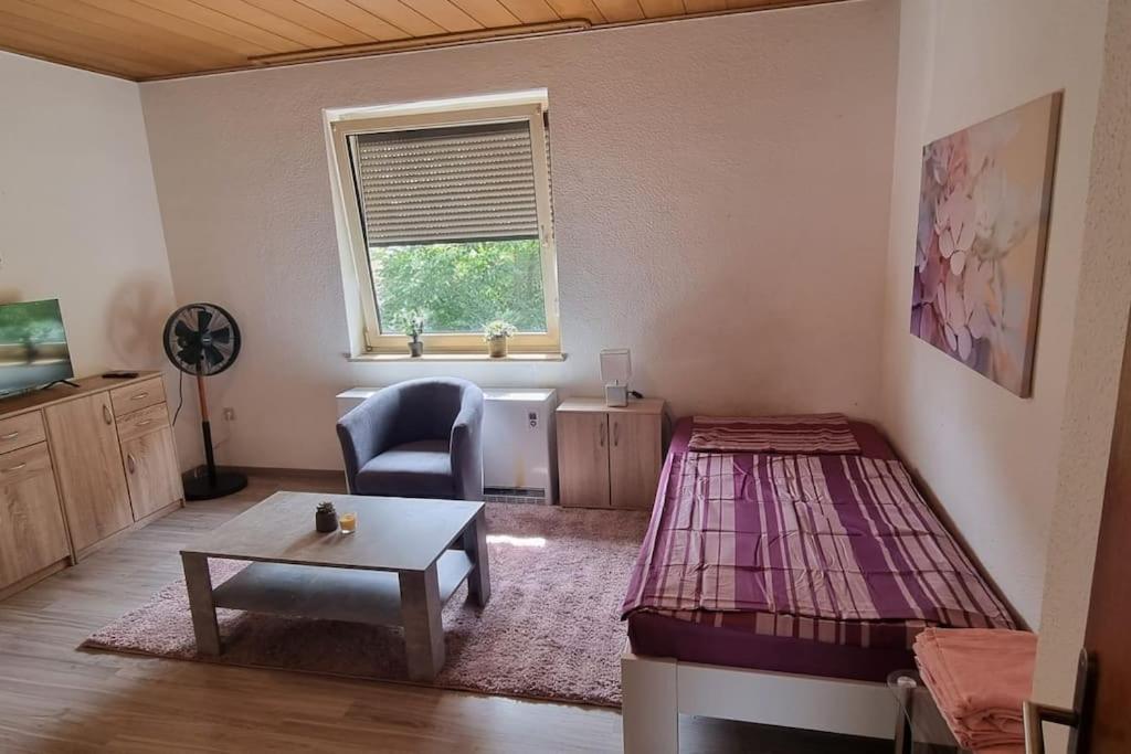マールにあるMonteurwohnung in Marl - Lipper 70 - 2OGLのベッドとテーブルと椅子のある寝室