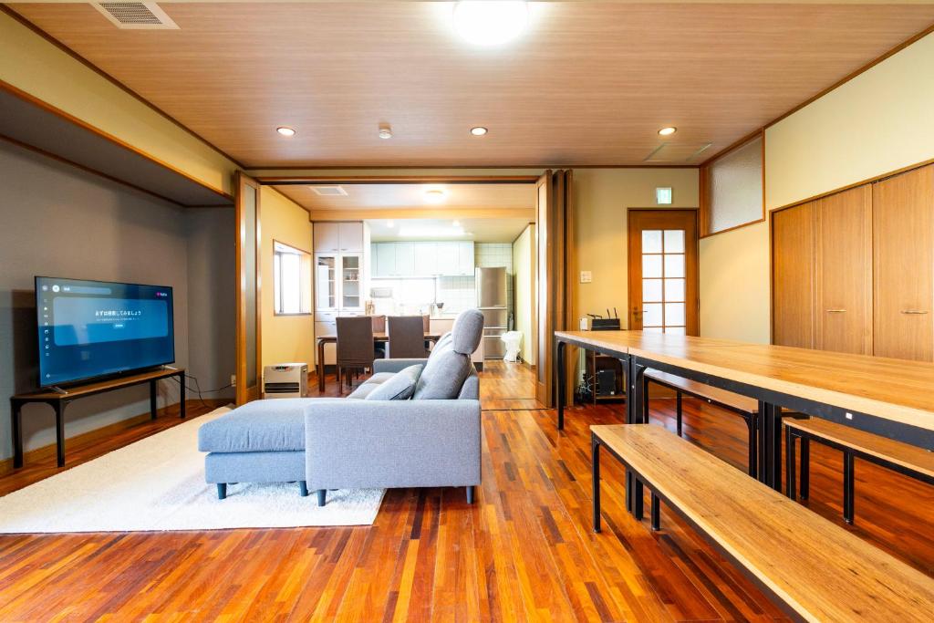 GojōSAKURA Ideal Base for Yoshino & Koyasan的配有沙发和平板电视的客厅