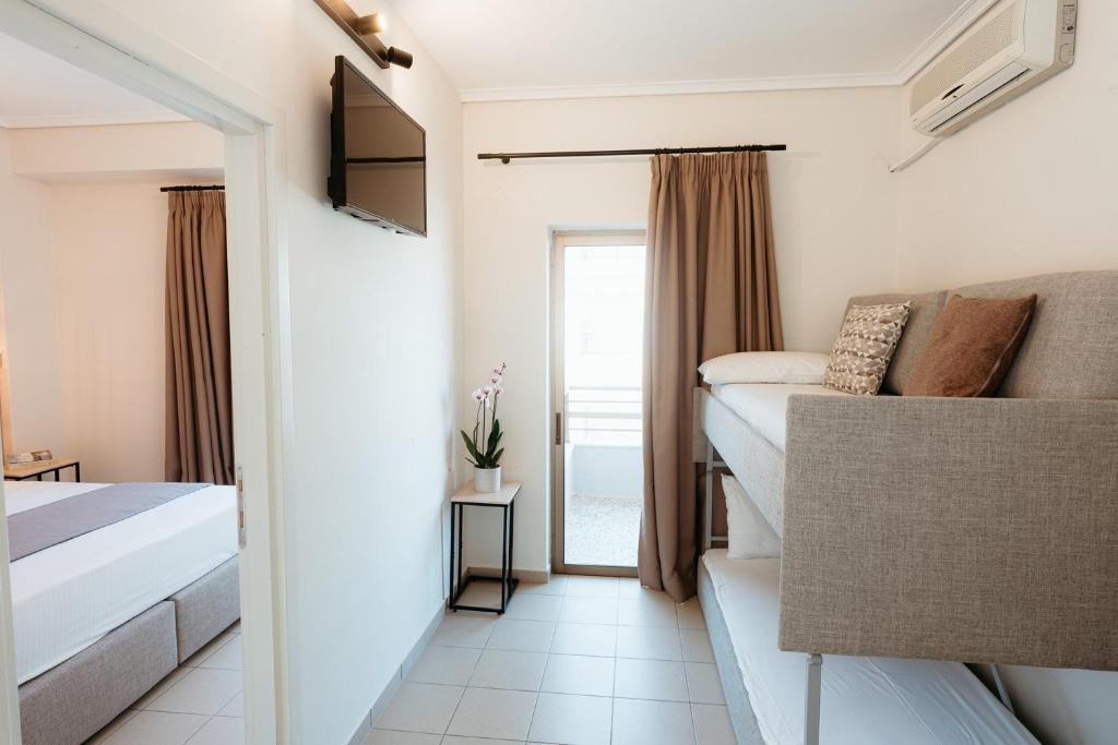 Postel nebo postele na pokoji v ubytování Aqua Beachfront Elegant Hotel