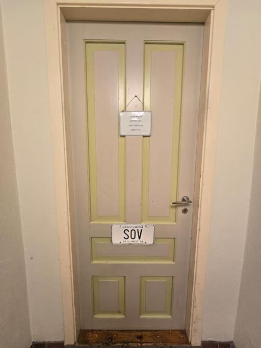 KvamCasa Grend的门上挂着“syn”的标志