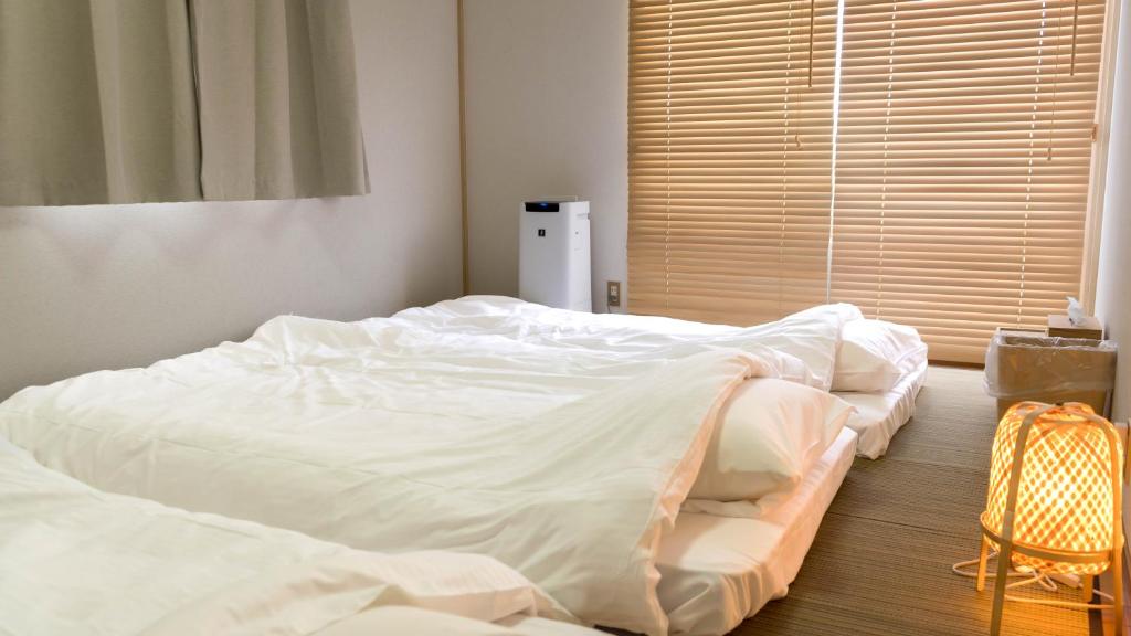 Postel nebo postele na pokoji v ubytování marugame stop2F