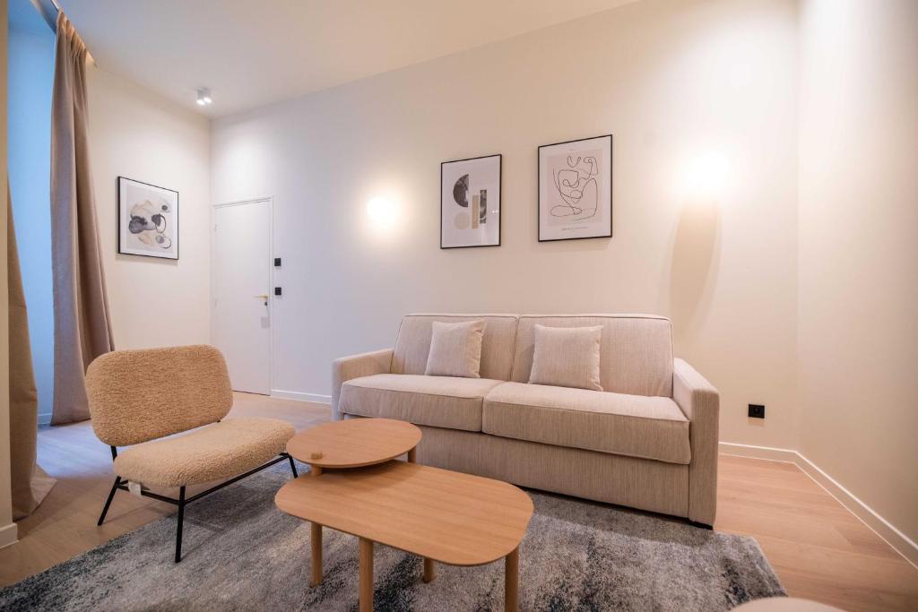 un salon avec un canapé et une table dans l'établissement Exceptional apt with AC-1BR-4P-Palais Garnier, à Paris