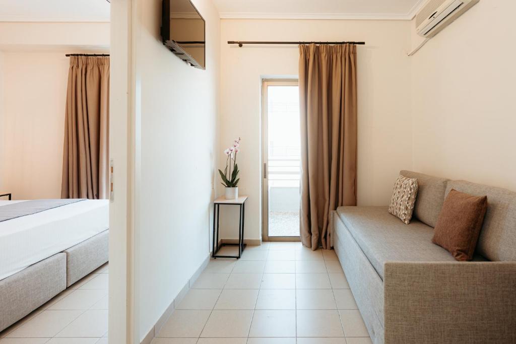 Postel nebo postele na pokoji v ubytování Aqua Beachfront Elegant Hotel
