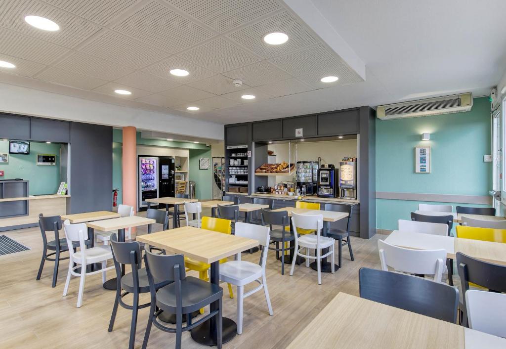 Kuchyň nebo kuchyňský kout v ubytování B&B HOTEL Clermont-Ferrand Gerzat