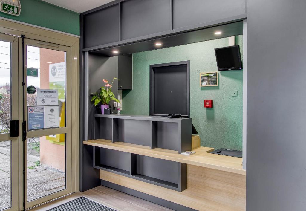 TV a/nebo společenská místnost v ubytování B&B HOTEL Clermont-Ferrand Gerzat