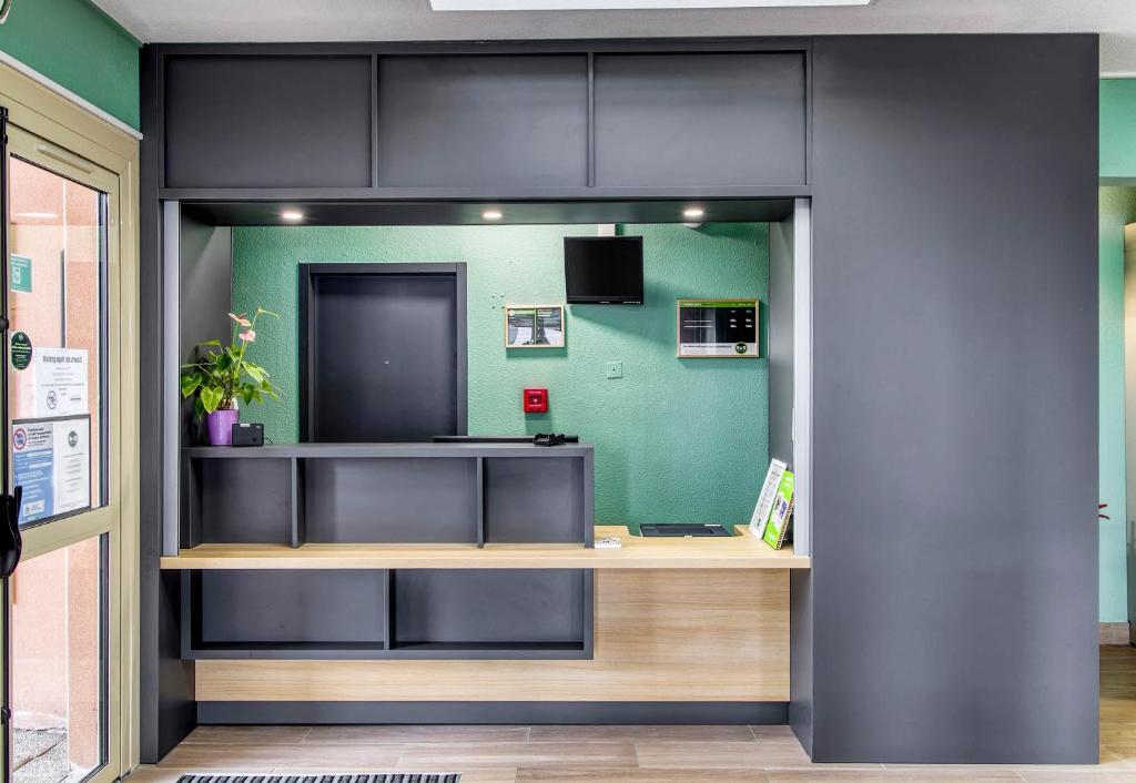 Kuchyň nebo kuchyňský kout v ubytování B&B HOTEL Clermont-Ferrand Gerzat