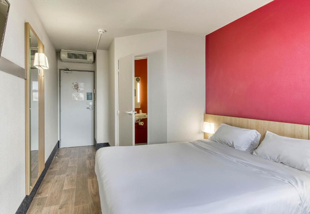 Postel nebo postele na pokoji v ubytování B&B HOTEL Clermont-Ferrand Gerzat
