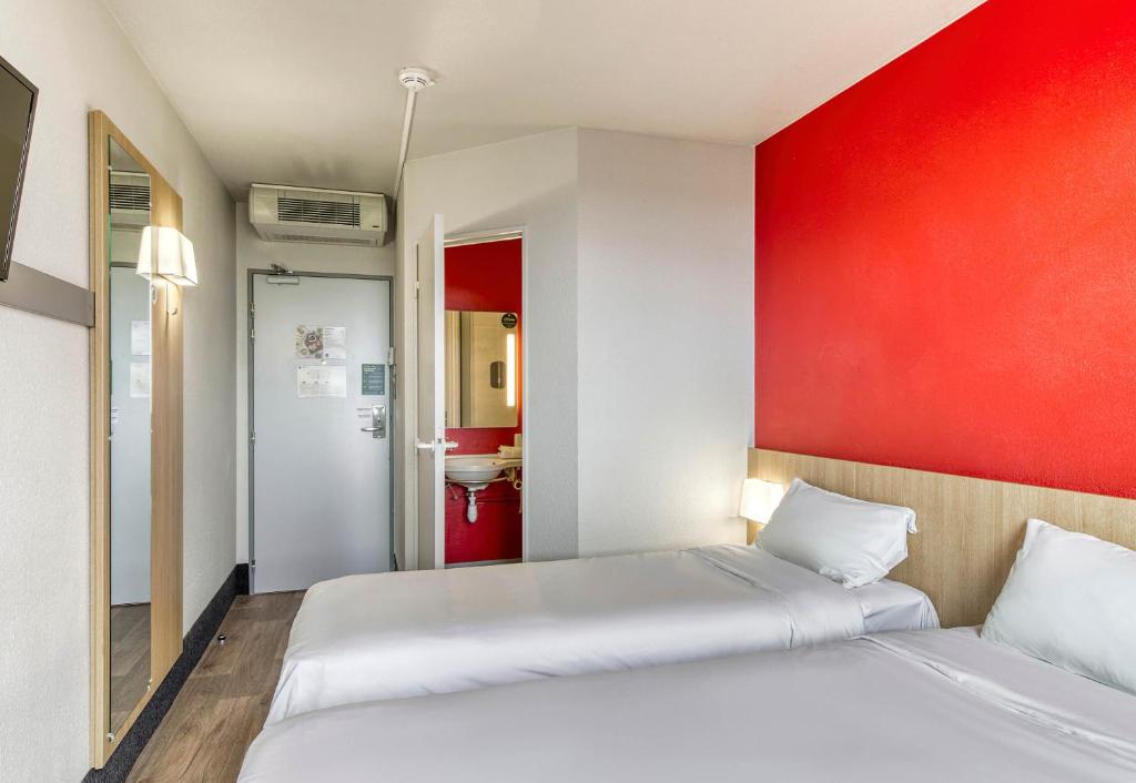 Postel nebo postele na pokoji v ubytování B&B HOTEL Clermont-Ferrand Gerzat