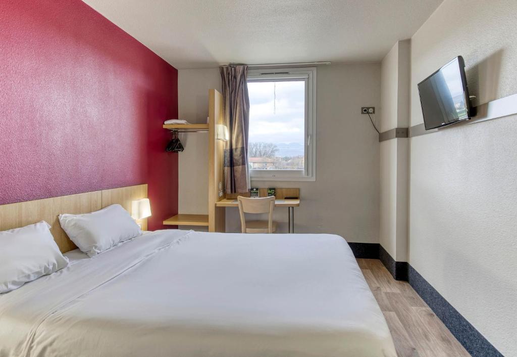Postel nebo postele na pokoji v ubytování B&B HOTEL Clermont-Ferrand Gerzat