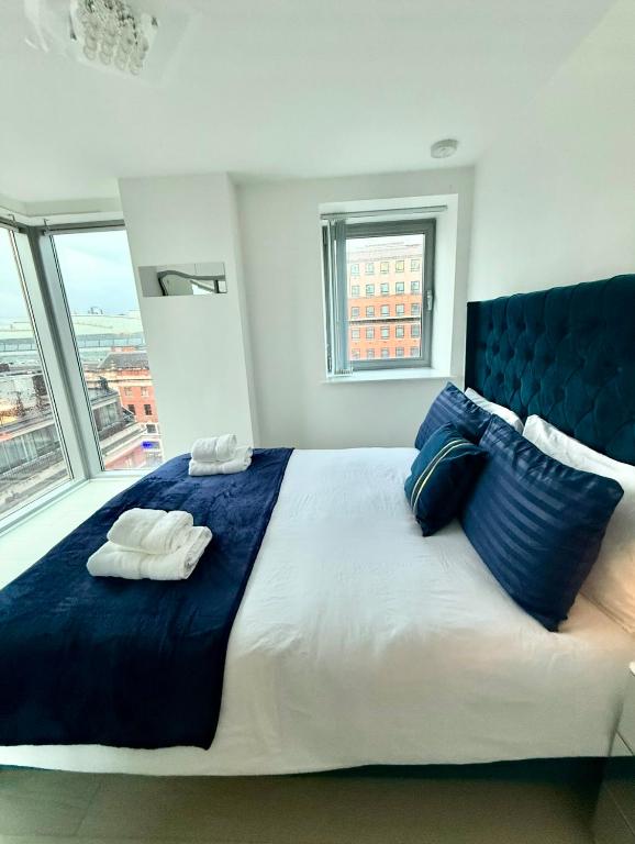 Postel nebo postele na pokoji v ubytování Winner of 2025 Traveller Award - 2 double bed room suite in heart of Leeds city centre with Netflix & WiFi